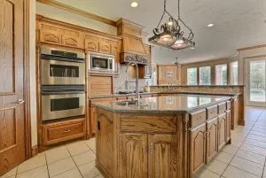 Lire la suite à propos de l’article Comment dégraisser des meubles de cuisine en bois vernis?