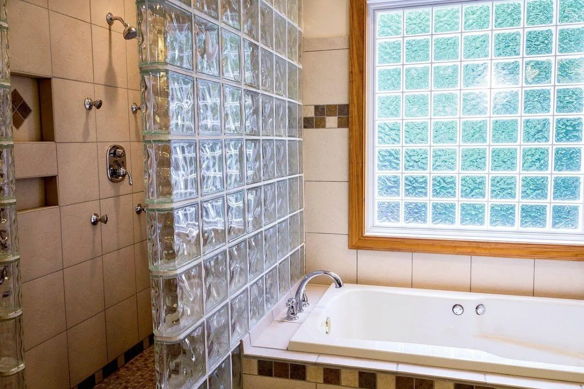 fenêtre dans une douche